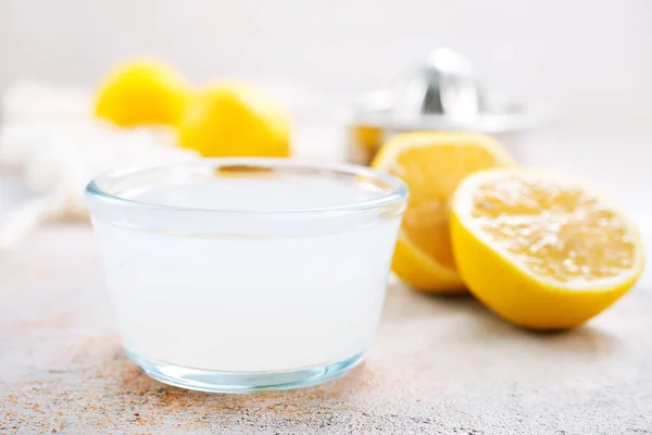 Succo di limone in vetro — Foto Stock
