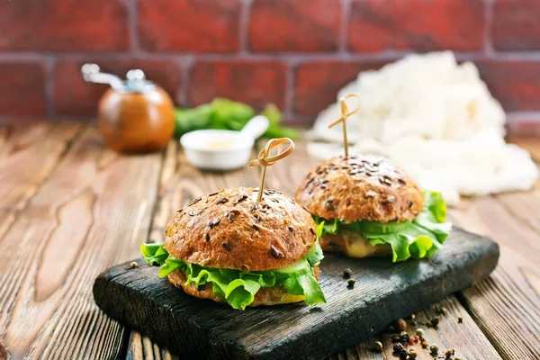 Burgers frais sur la table — Photo