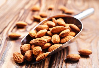 Demir kaşık kuru badem 