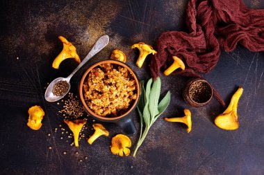 Soğanlı mantar havyar