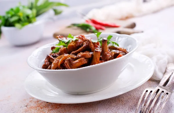 Cogumelos fritos com legumes — Fotografia de Stock