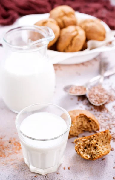 Pane e latte in tavola — Foto Stock