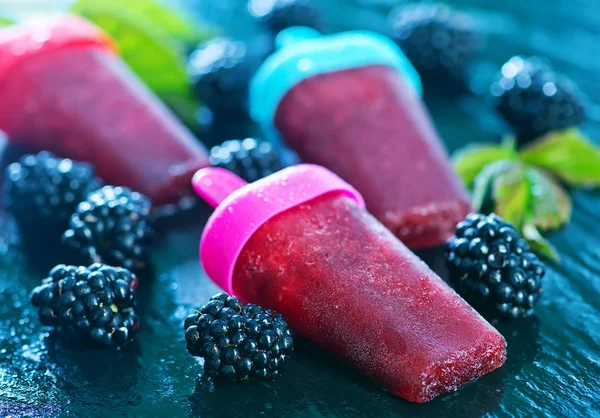 新鮮な果実を持つアイスクリーム — ストック写真