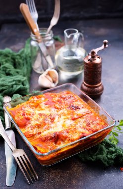 Lazanya domates sos ile