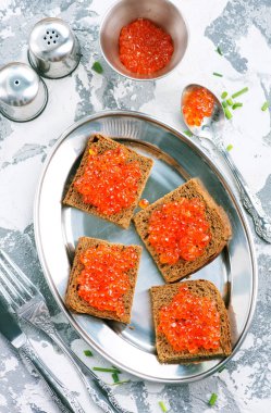 Kızıl somon havyar ile ekmek