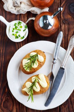 Plaka üzerinde fırında patates