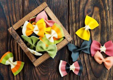 Ahşap kutusunda renk pişmemiş makarna 