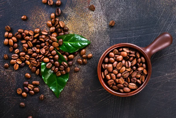 Chicchi di caffè e foglie verdi — Foto Stock