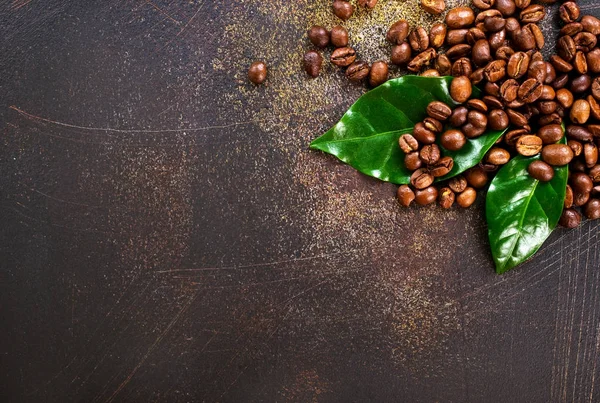 咖啡豆和绿叶 — 图库照片
