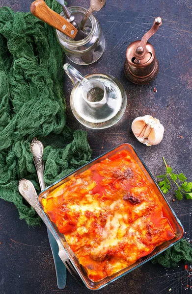 Lazanya domates sos ile