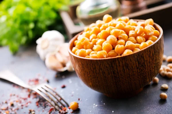 Tasty chickpeas  in bowl — Stock Photo, Image