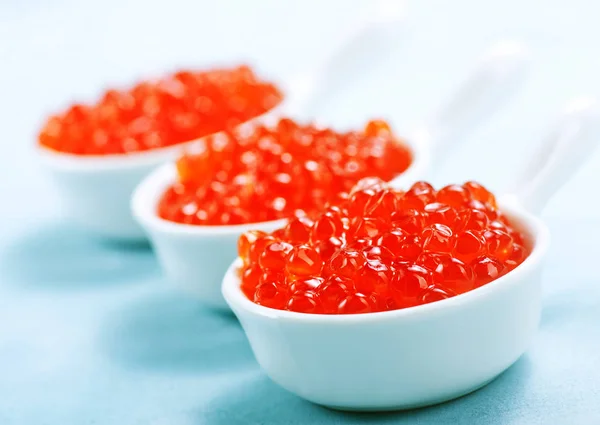 Röd lax kaviar i skålar — Stockfoto