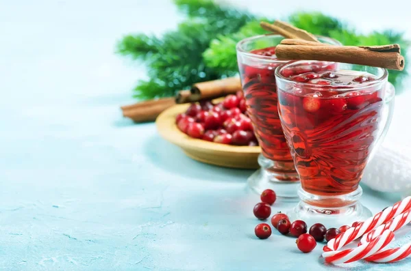 Клюквенный напиток и ягоды — стоковое фото