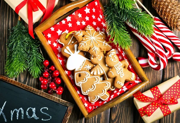 Рождественское печенье на столе — стоковое фото