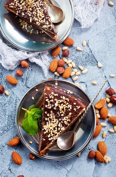 Pastel de chocolate con nueces — Foto de Stock