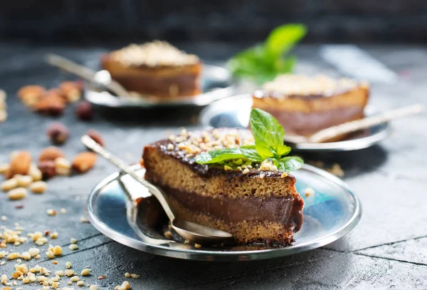 Schokoladenkuchen mit Nüssen — Stockfoto