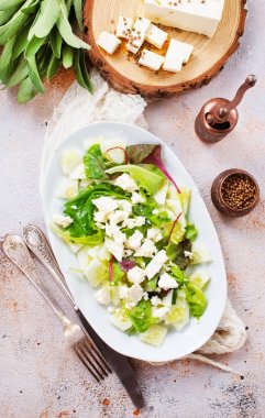 beyaz peynir ile marul salatası