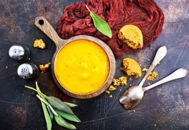 Sıcak balkabağı çorbası