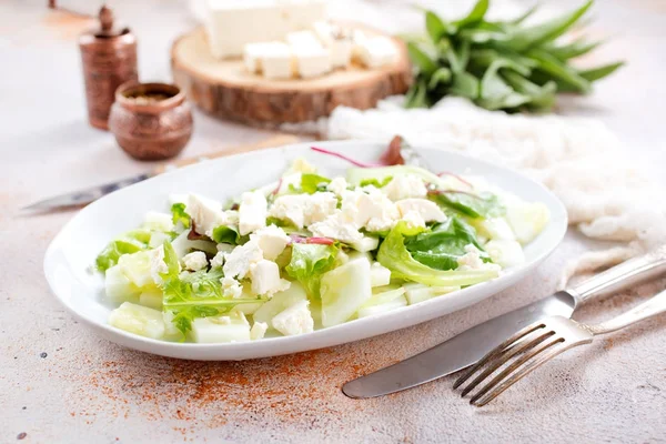 Salada de alface com feta — Fotografia de Stock