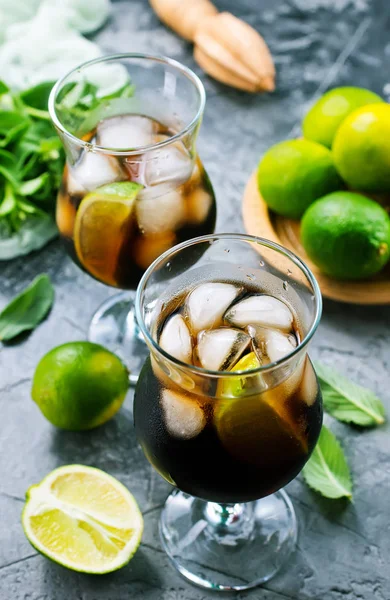 Dark drinks with limes — Stock Photo, Image