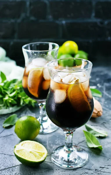 Donkere dranken met limoenen (lemmetjes) — Stockfoto