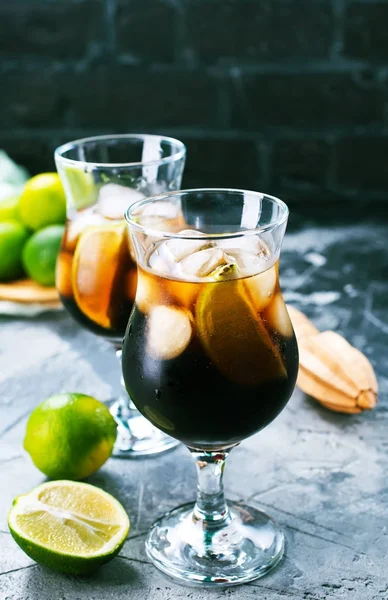 Dark drinks with limes — Stock Photo, Image