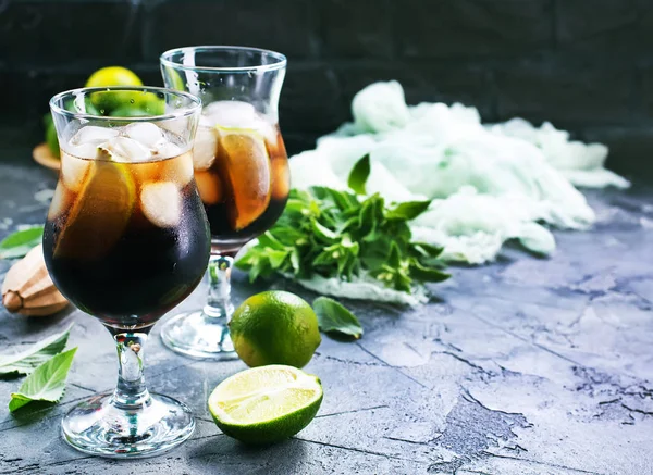 Dark drinks with limes — Stock Photo, Image