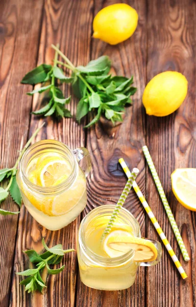 Limonade dans des pots en verre — Photo