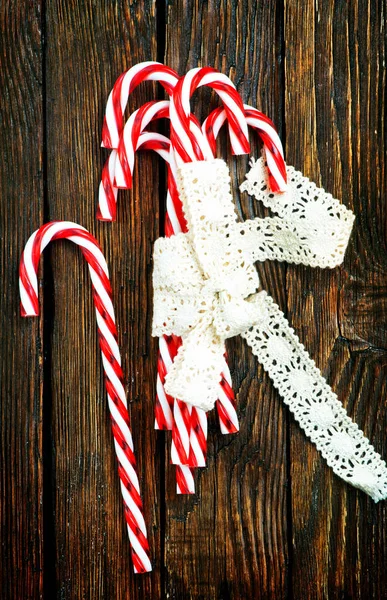 Zuckerstangen mit weißer Schleife — Stockfoto