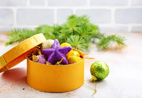 Caja con decoraciones navideñas — Foto de Stock