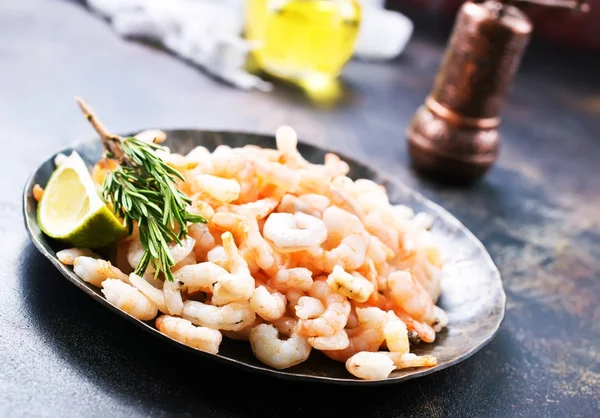 Boiled shrimps in bowl — Stock Photo, Image