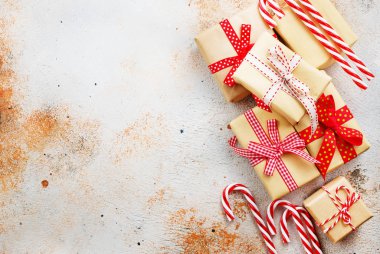  hediye kutuları ve şekerler