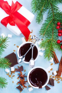 Baharat ile sıcak çikolata