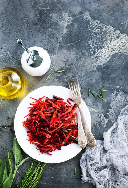 Salat mit Karotten und rohen Rüben — Stockfoto