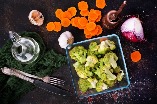 raw broccoli and raw carrots
