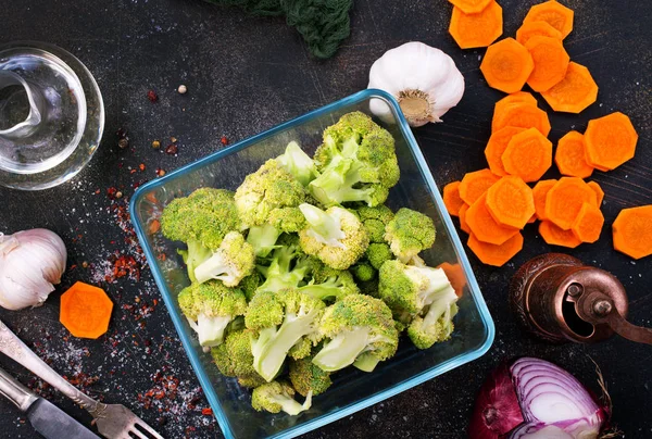 Raw broccoli and raw carrots — Stock Photo, Image
