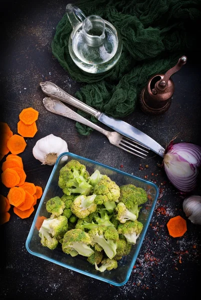 Brócolos crus e cenouras em bruto — Fotografia de Stock