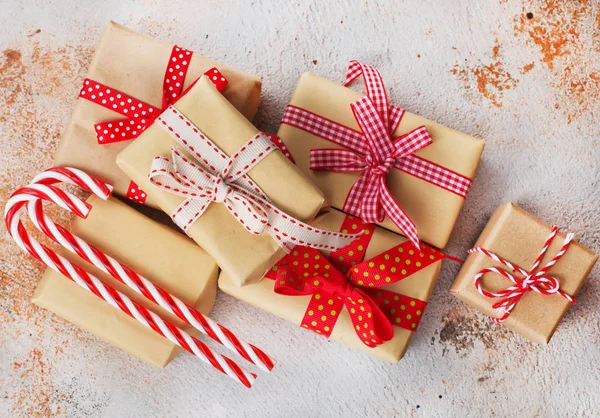 Geschenkschachteln und Zuckerstangen — Stockfoto