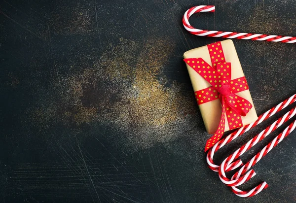 Рождественская коробка подарков и конфеты — стоковое фото