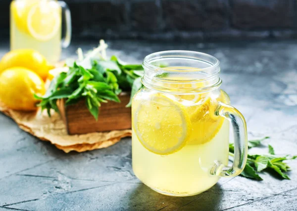 Lemonade with fresh mint — Stock Photo, Image