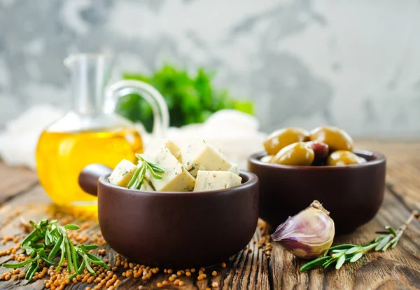 Queso y aceitunas en cuencos —  Fotos de Stock