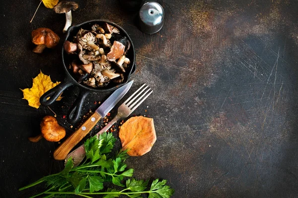 Tavada kızarmış mantar.