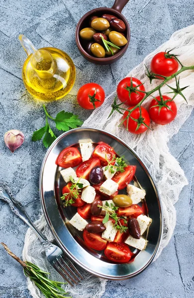 Grekisk sallad på tallrik — Stockfoto