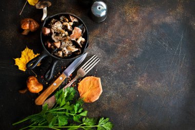 Tavada kızarmış mantar.