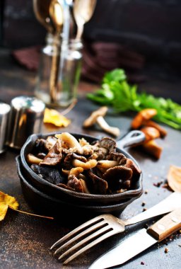 Tavada kızarmış mantar.