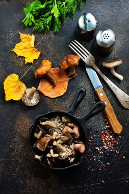 Tavada kızarmış mantar.