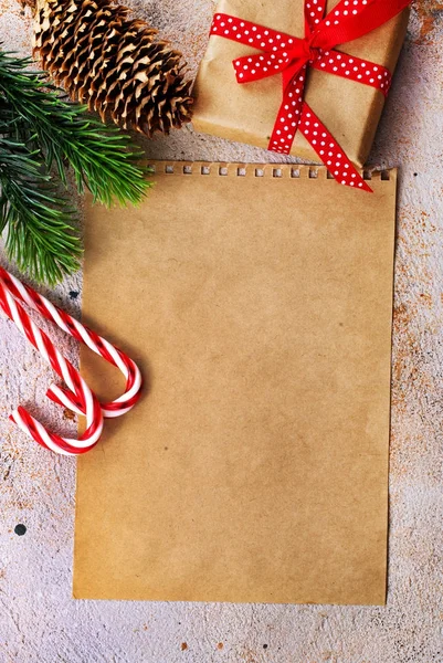Χριστουγεννιάτικο λευκό χαρτί με κόκκινη κορδέλα — ストック写真