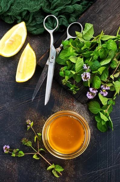 Hierbas aromáticas y miel — Foto de Stock
