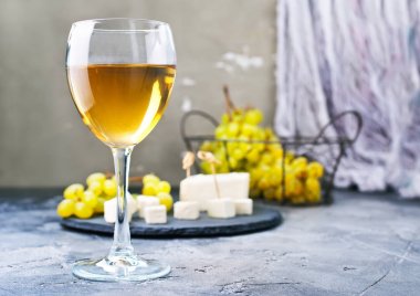 Beyaz şarapla peynir ve üzüm 