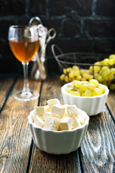 ワイン、ブドウとチーズのセット — ストック写真